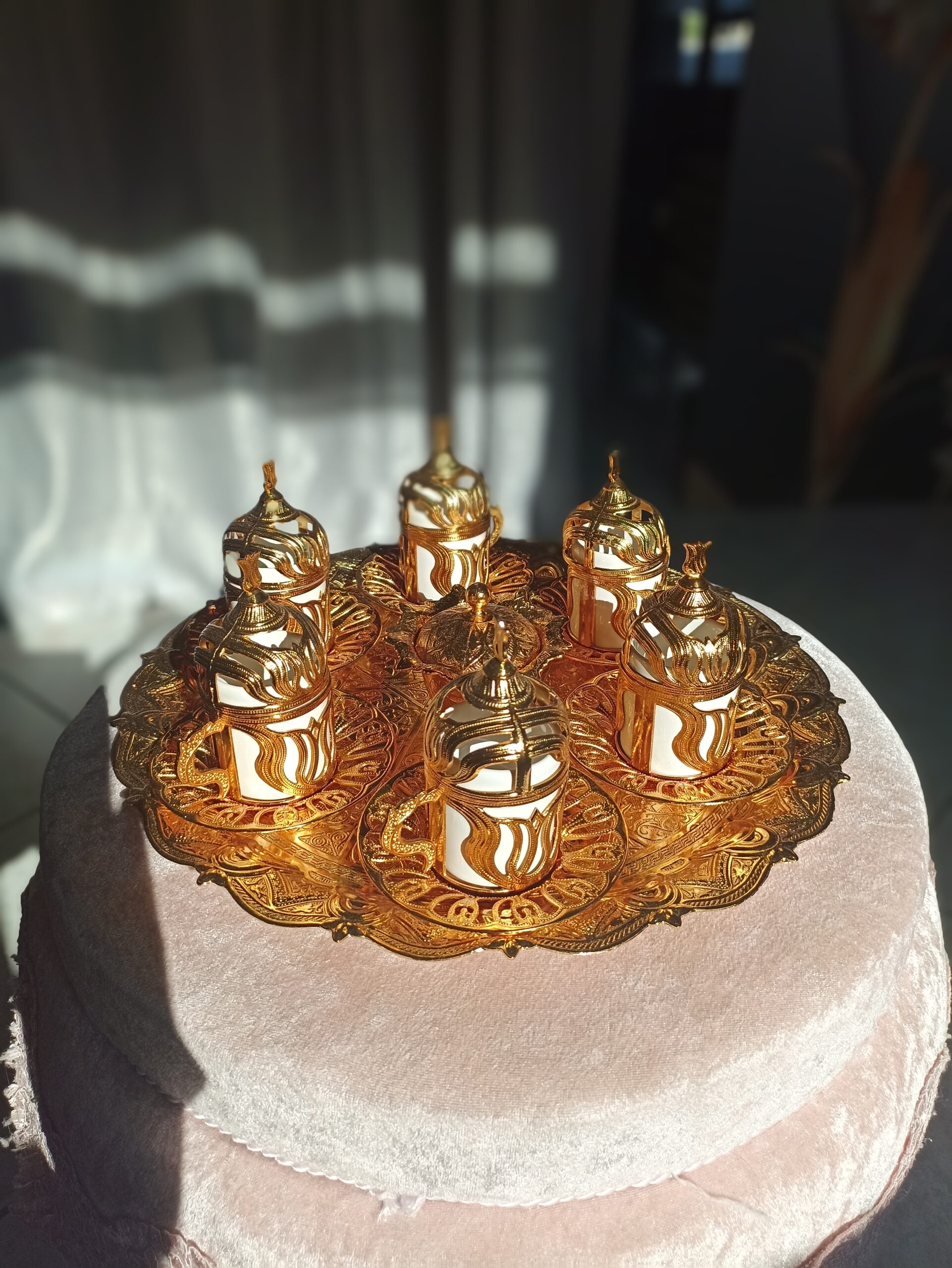 Zlatni bakreni set šolje+tacna