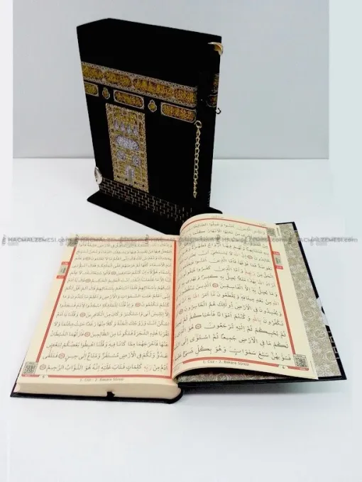 Kur`an + stalak u obliku Kabe srednji